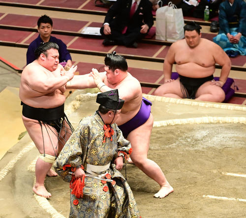 貴景勝（左）は明生に押し出しで敗れる。右は朝乃山（撮影・小沢裕）