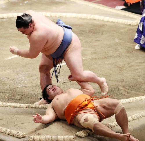 志摩ノ海（下）を上手投げで破る正代（撮影・鈴木正人）