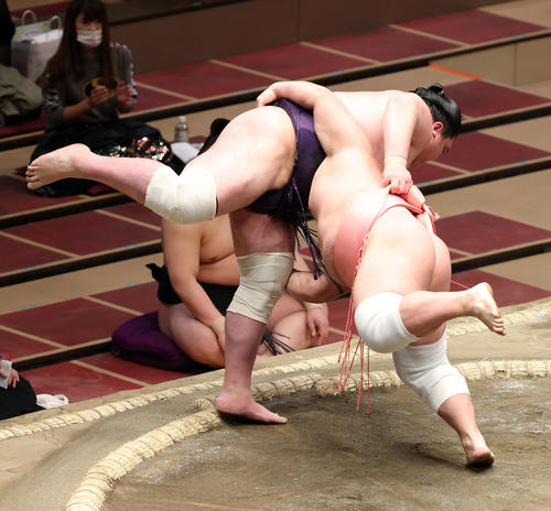 矢後（後方）を寄り倒しで破る宇良（撮影・鈴木正人）