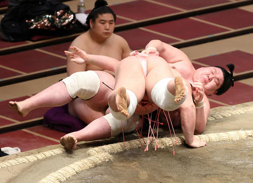 矢後（後方）を寄り倒しで破る宇良（撮影・鈴木正人）