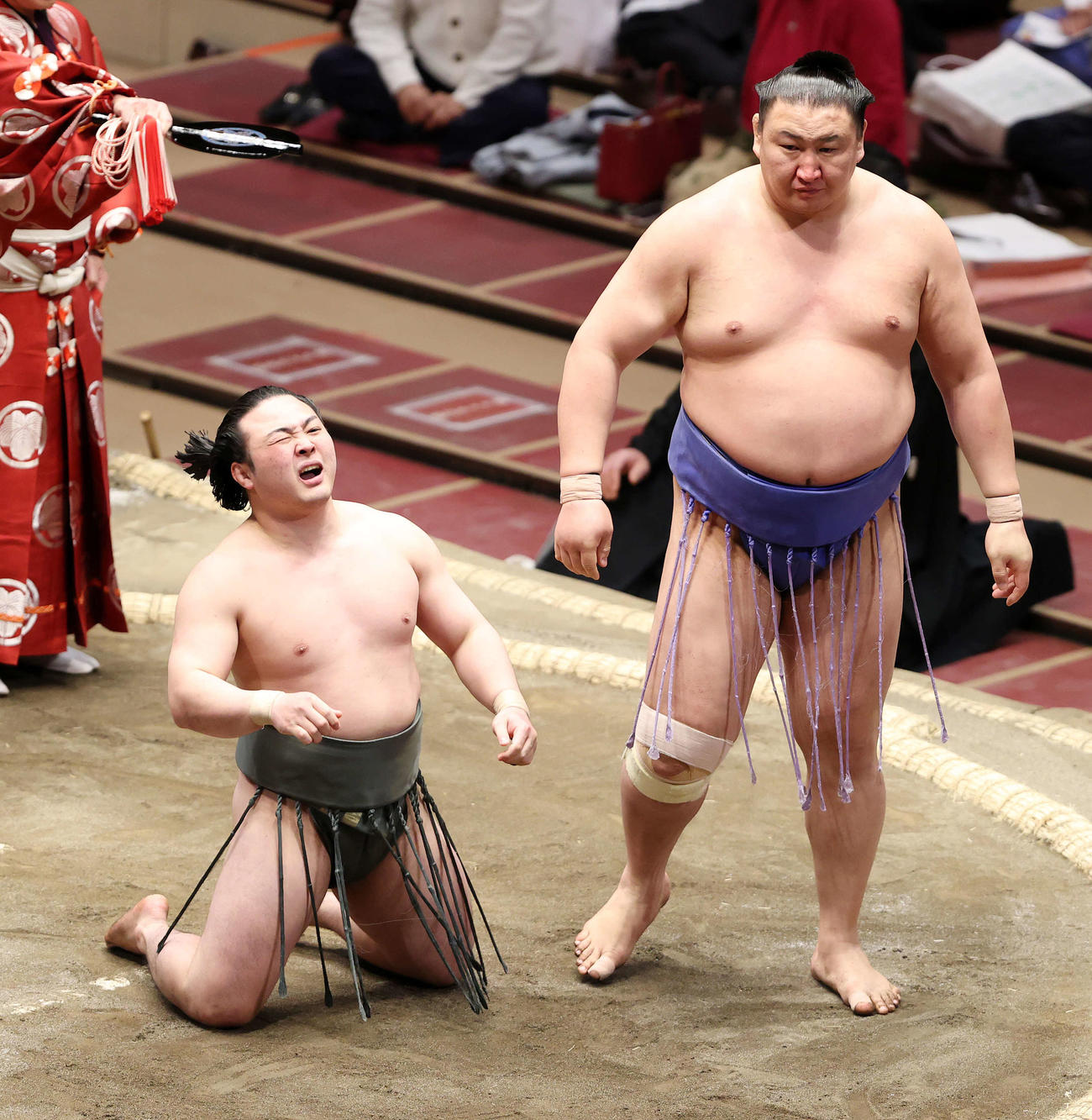 東龍（右）に上手出し投げで敗れた炎鵬（撮影・鈴木正人）