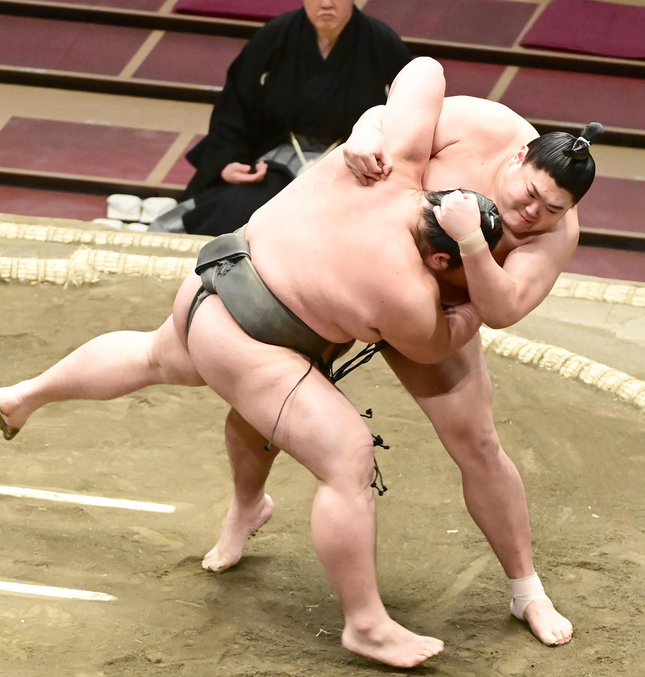 すくい投げで篠原（左）を破る阿炎（撮影・小沢裕）