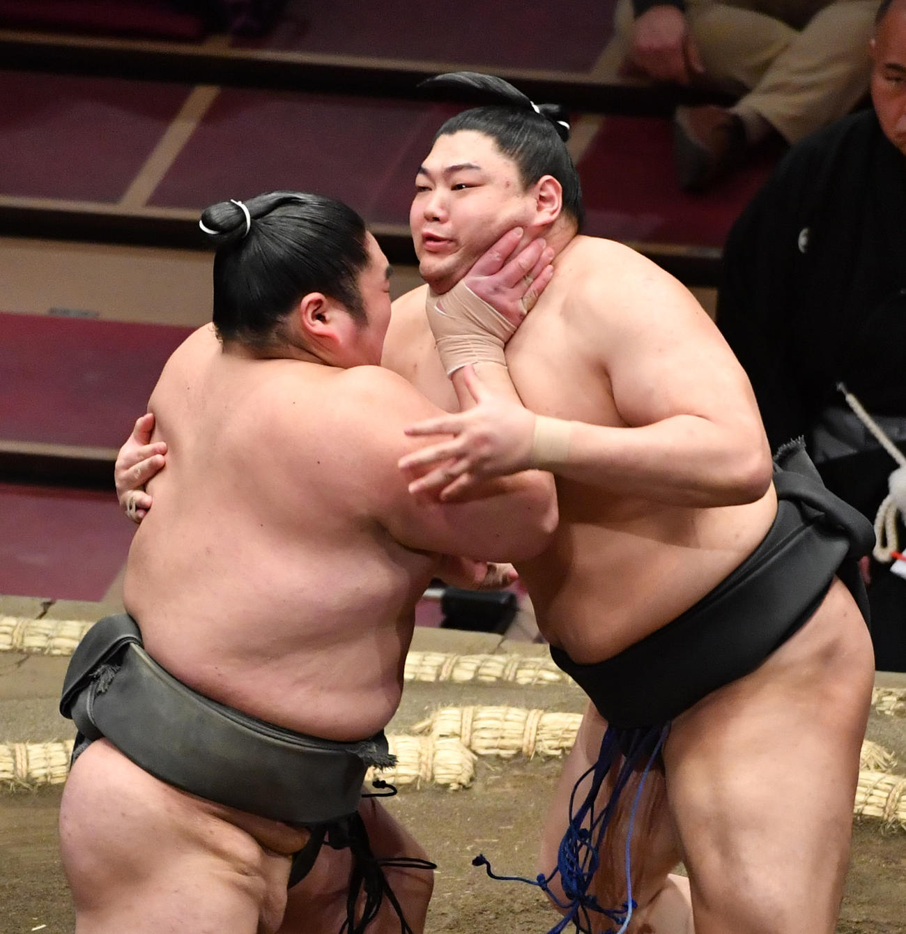 阿炎（右）は篠原ののど輪に耐える（撮影・柴田隆二）