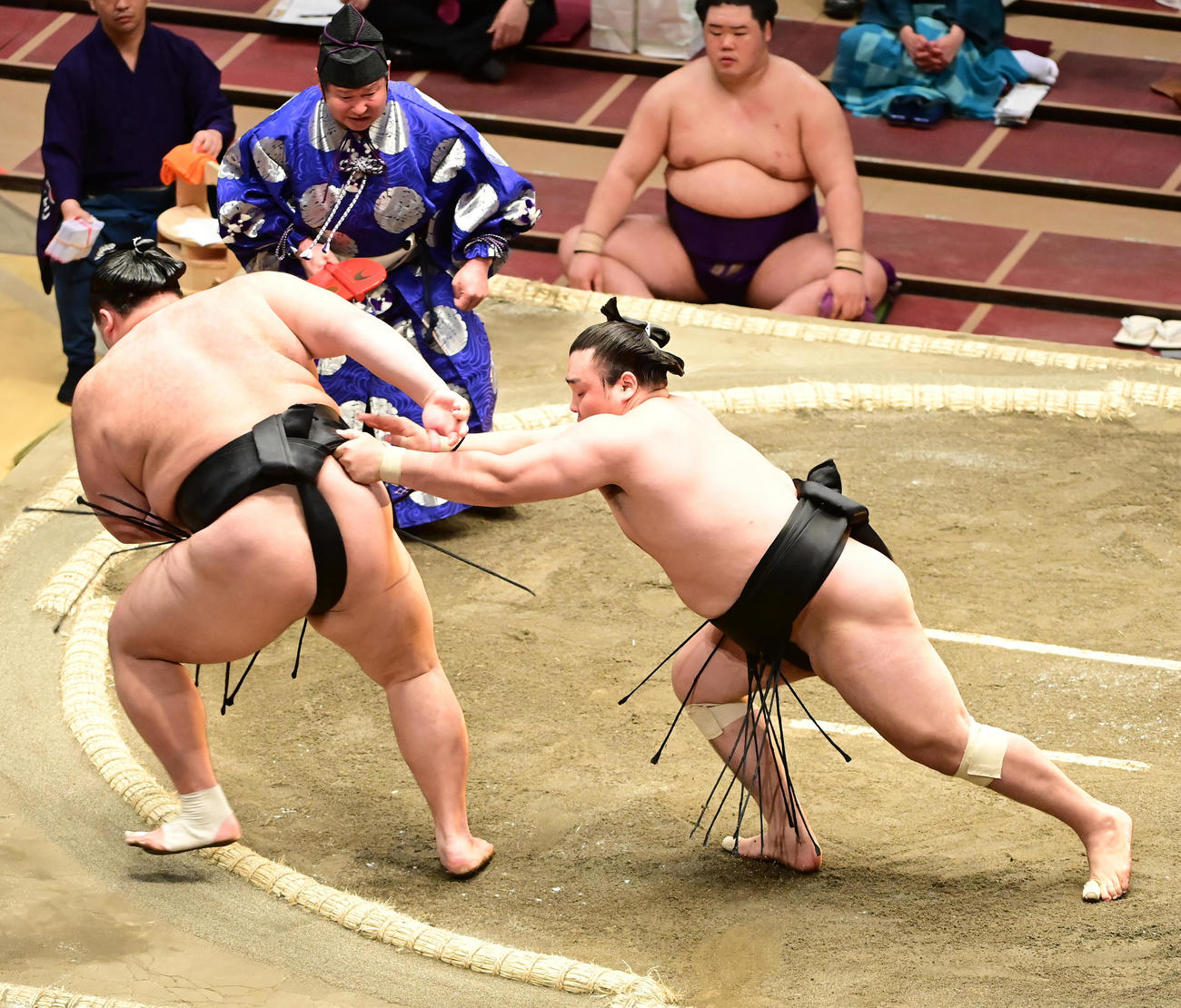 朝乃山（左）は霧馬山に送り出しで敗れる（撮影・小沢裕）