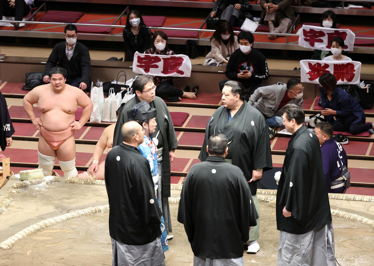 炎鵬との取組で物言いが付き協議する審判団を見つめる宇良（左）（撮影・鈴木正人）