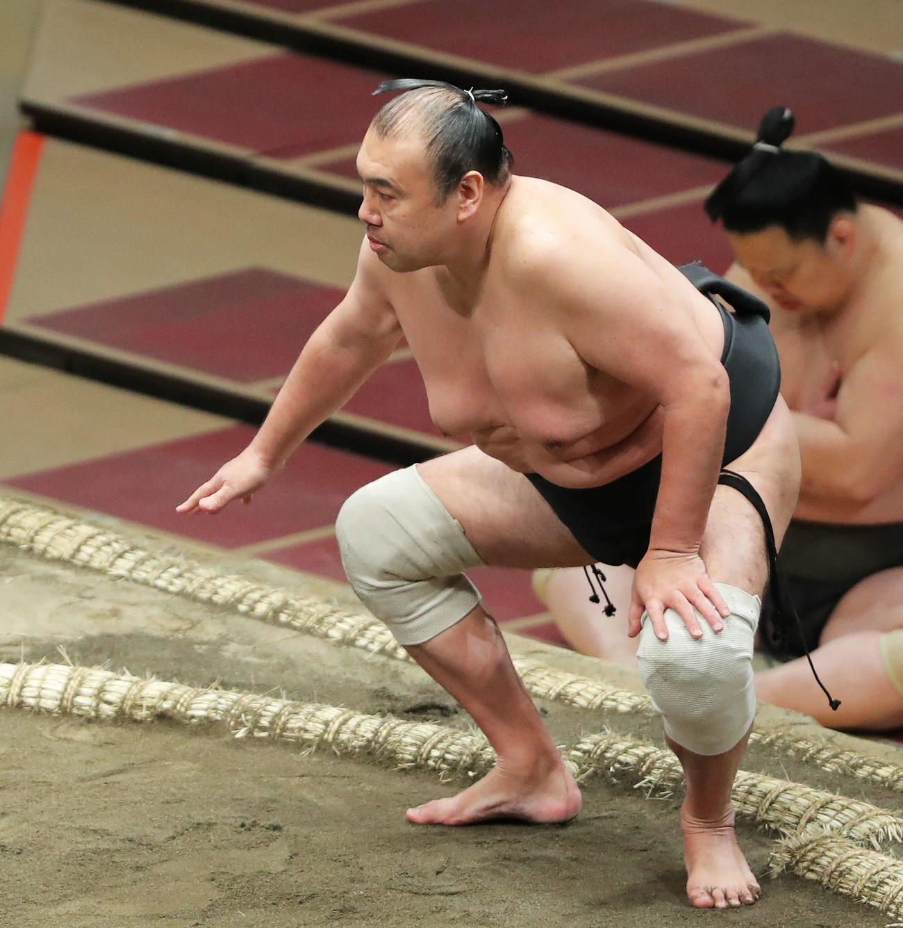 松木を上手投げで破り、勝ち名乗りを受ける華吹（撮影・河田真司）