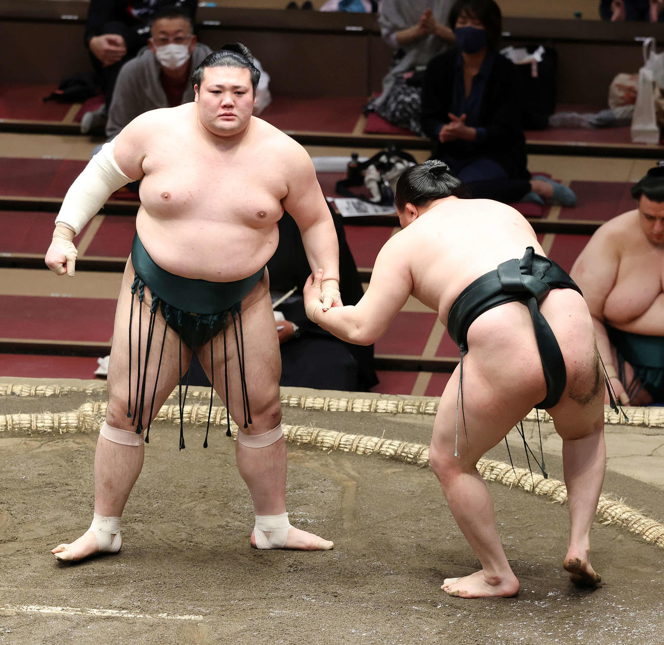 千代翔馬（右）を押し倒しで破った豊山（撮影・鈴木正人）