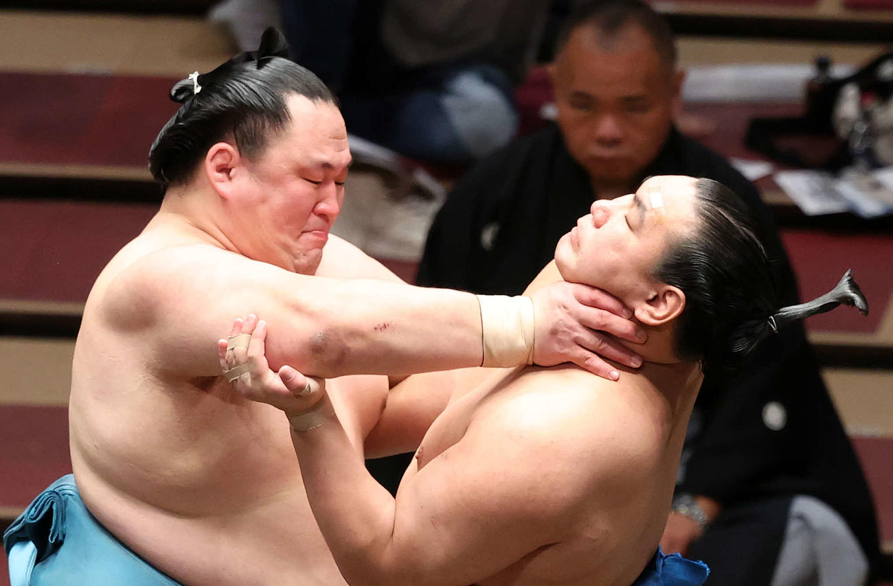 豊昇龍（右）を攻める玉鷲（撮影・鈴木正人）