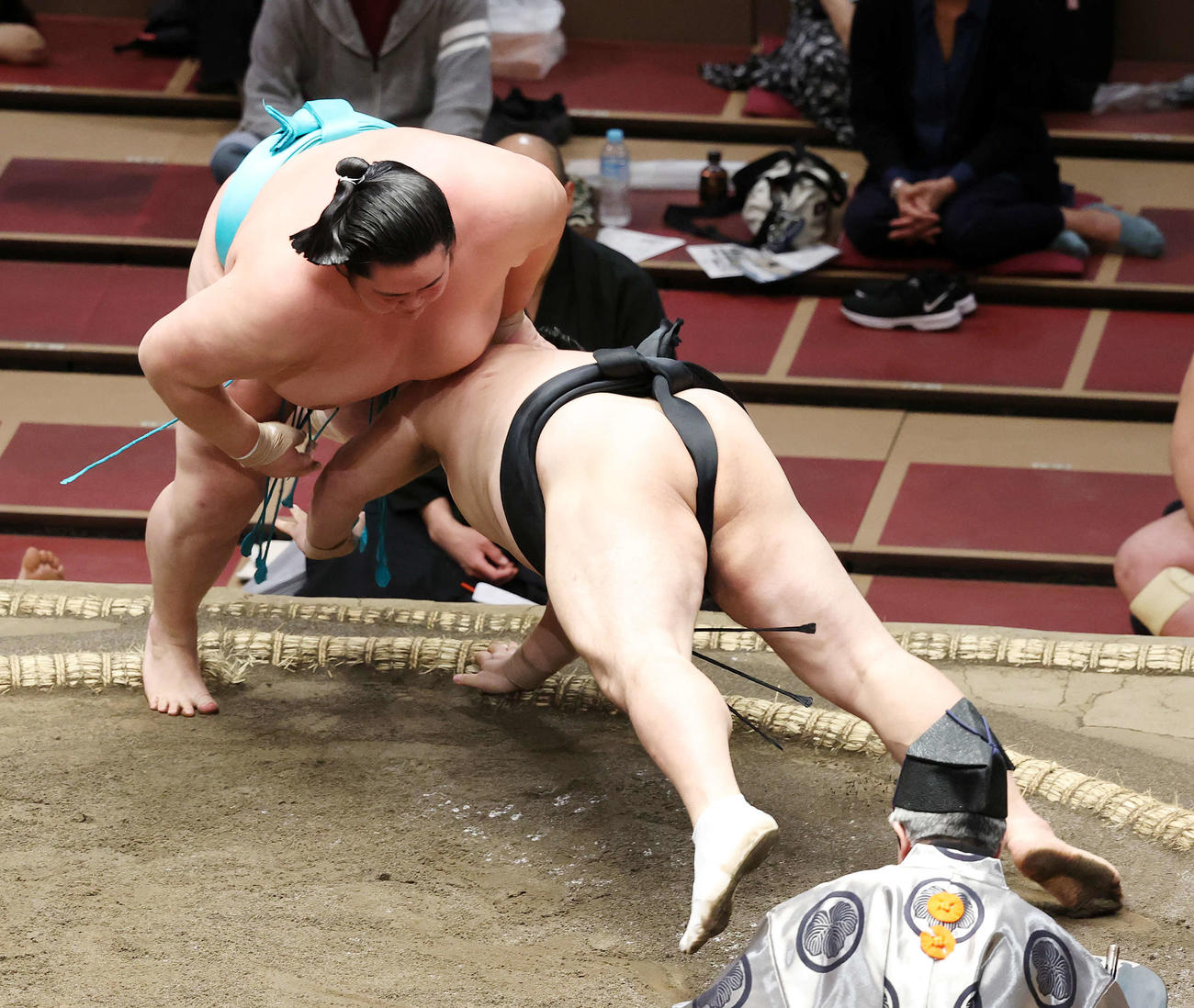 隠岐の海（右）を肩すかしで破る琴ノ若（撮影・鈴木正人）