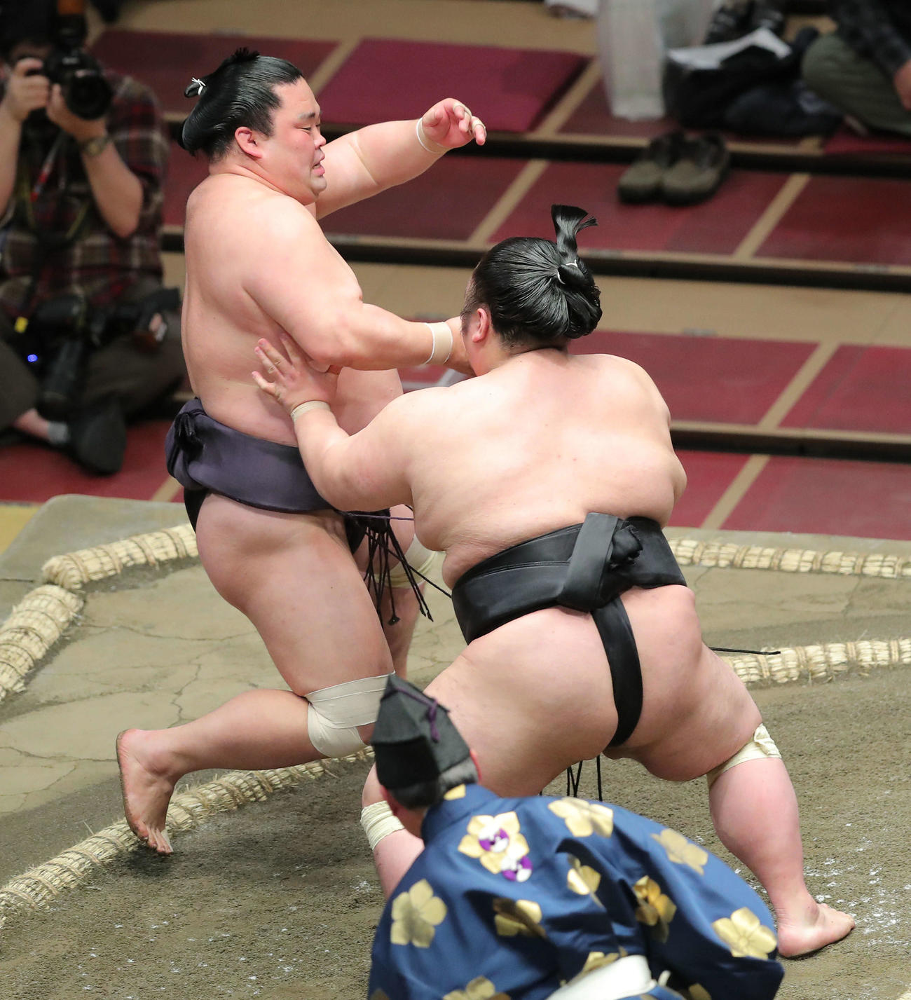 貴景勝（右）に押し出しで敗れる妙義龍（撮影・河田真司）