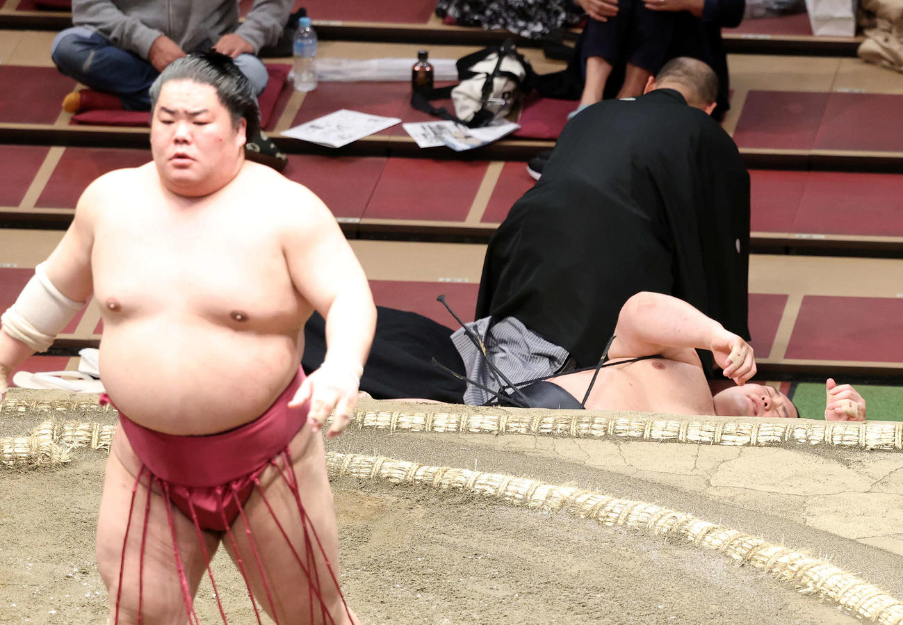 大栄翔（手前）に押し倒しで敗れた朝乃山（撮影・鈴木正人）