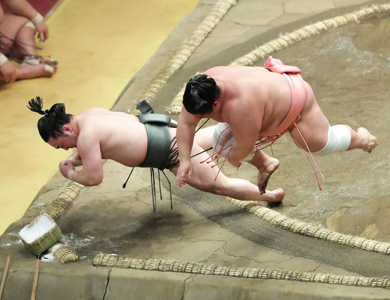 炎鵬（左）を押し倒しで破る宇良（撮影・河田真司）