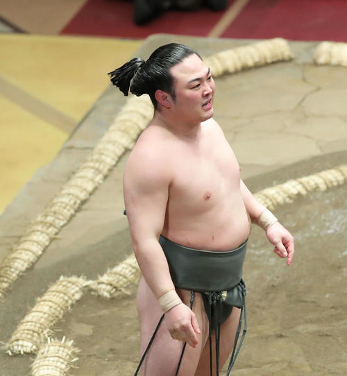 宇良に押し倒され、険しい表情を浮かべる炎鵬（撮影・河田真司）