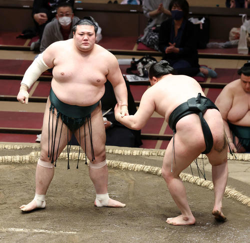 千代翔馬（右）を押し倒しで破った豊山（撮影・鈴木正人）
