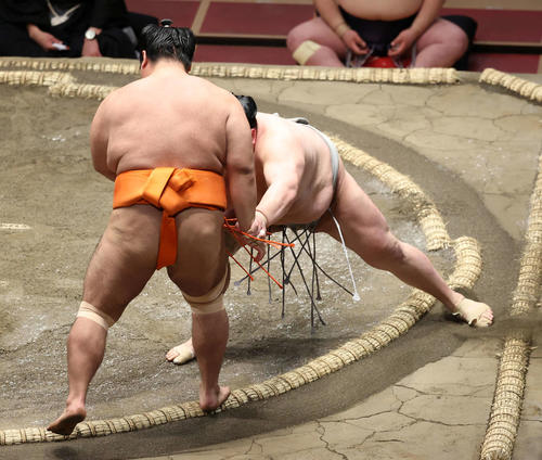 北勝富士（右）の勇み足で志摩ノ海の白星（撮影・鈴木正人）
