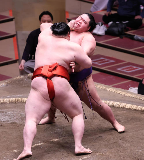 隆の勝（手前）のど輪をこらえる明生（撮影・野上伸悟）