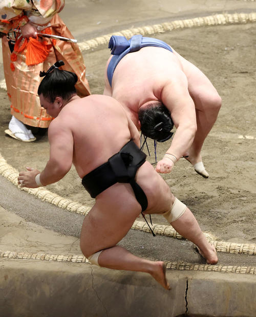 霧馬山（手前左）を寄り切りで破る正代（撮影・鈴木正人）