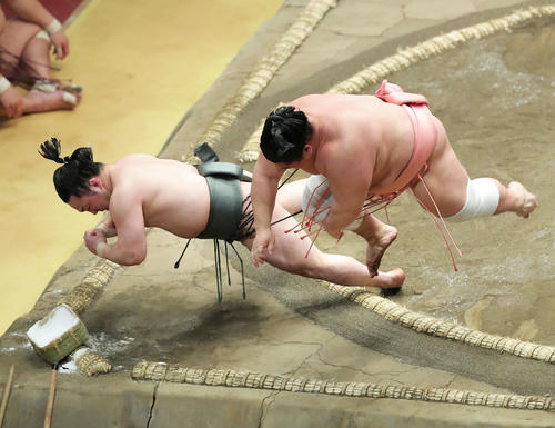 炎鵬（左）を押し倒しで破る宇良（撮影・河田真司）