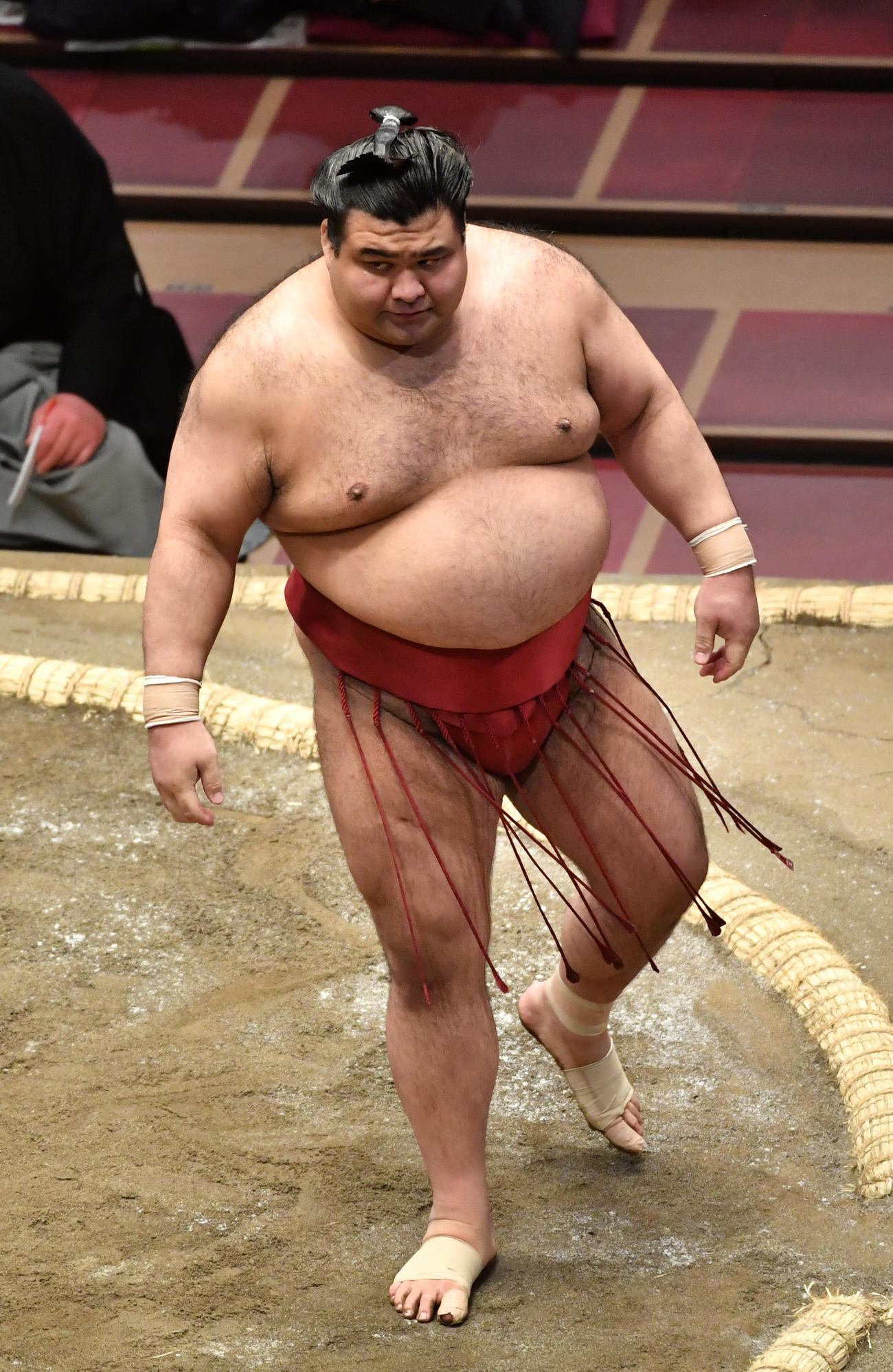 高安は宝富士を上手出し投げで破る（撮影・柴田隆二）