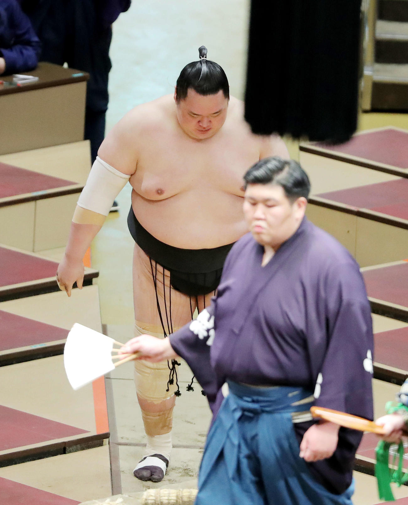 熱海富士に敗れ、土俵から引き揚げる友風（撮影・河田真司）
