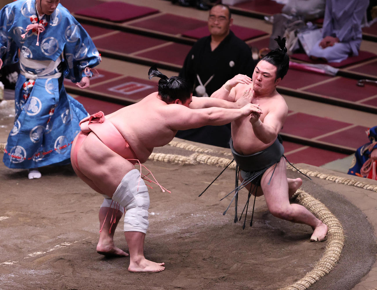 炎鵬（右）を押し倒しで破った宇良（撮影・野上伸悟）