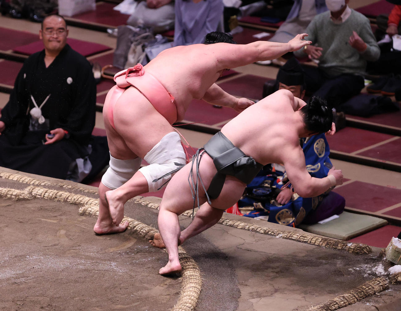 炎鵬（右）を押し倒しで破った宇良（撮影・野上伸悟）