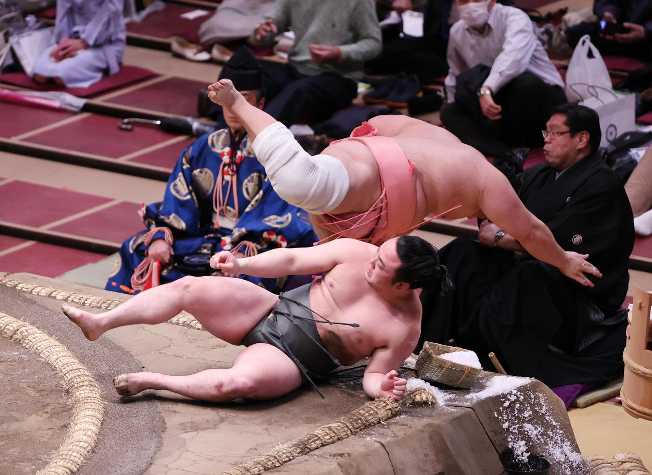 炎鵬（右）を押し倒しで破った宇良（撮影・野上伸悟）