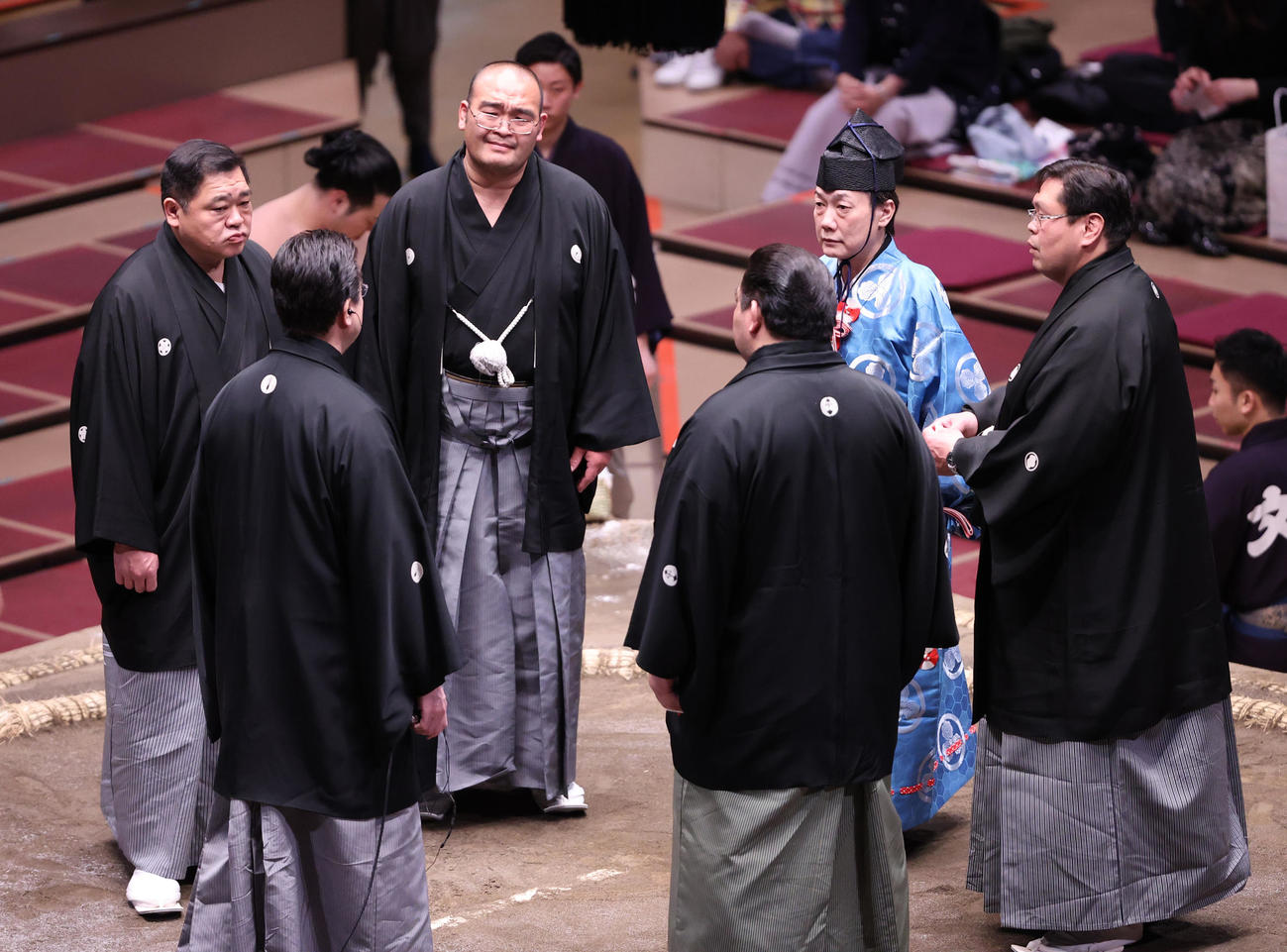 大相撲春場所8日目　宇良対炎鵬の取り組みで、軍配を確認する東関親方（奥中央）ら勝負審判（撮影・野上伸悟）