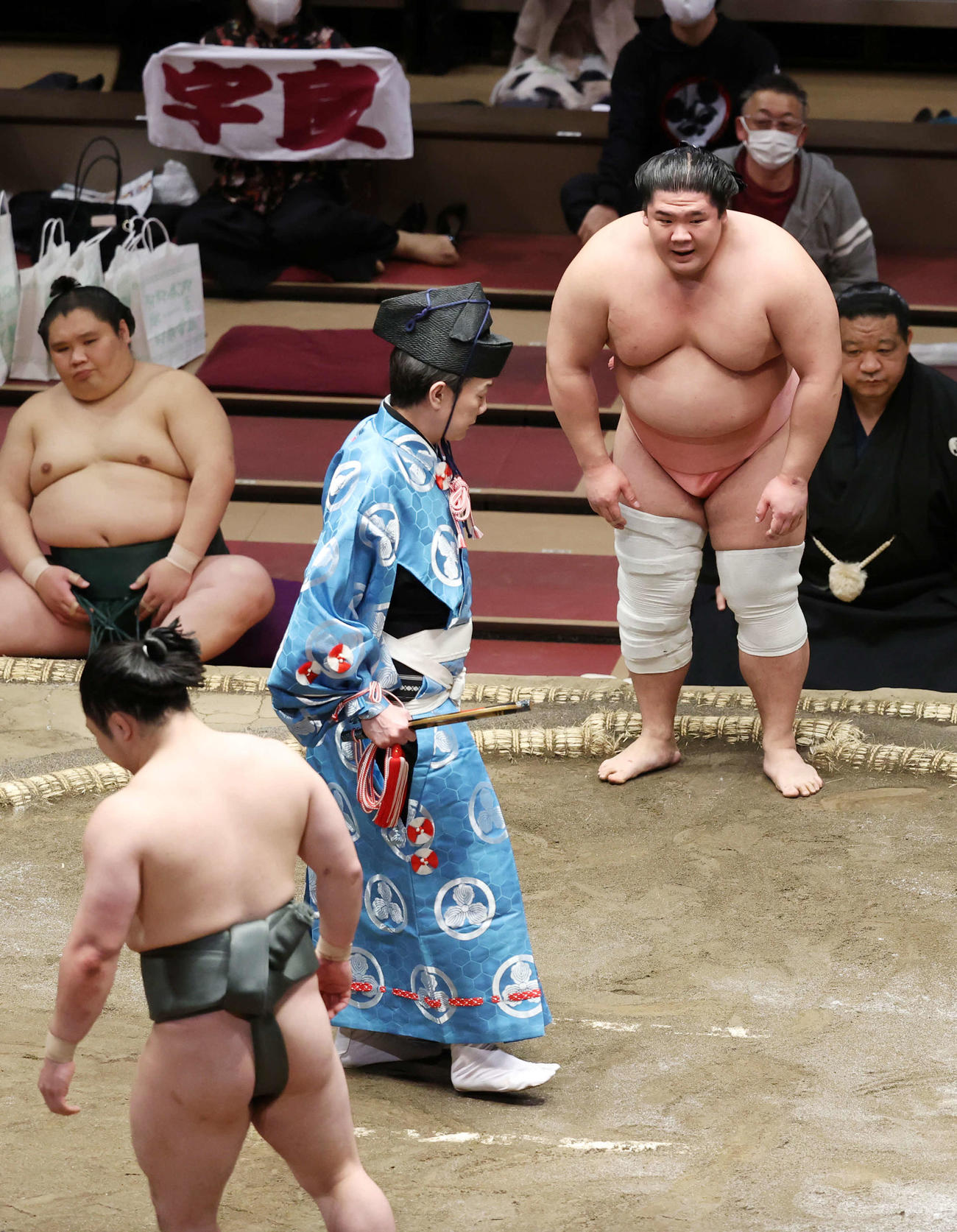炎鵬（手前）を押し倒しで破った宇良（撮影・鈴木正人）