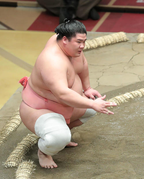 炎鵬を押し倒しで破り、勝ち名乗りを受ける宇良（撮影・河田真司）