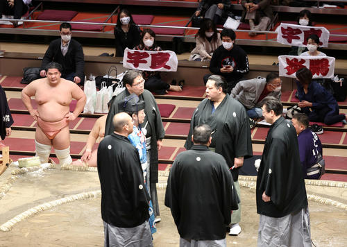 炎鵬との取組で物言いが付き協議する審判団を見つめる宇良（左）（撮影・鈴木正人）