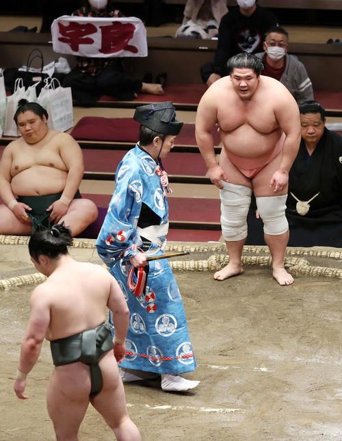 炎鵬（手前）を押し倒しで破った宇良（撮影・鈴木正人）