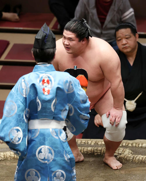 炎鵬を押し倒しで破り勝ち名乗りを受ける宇良（撮影・鈴木正人）