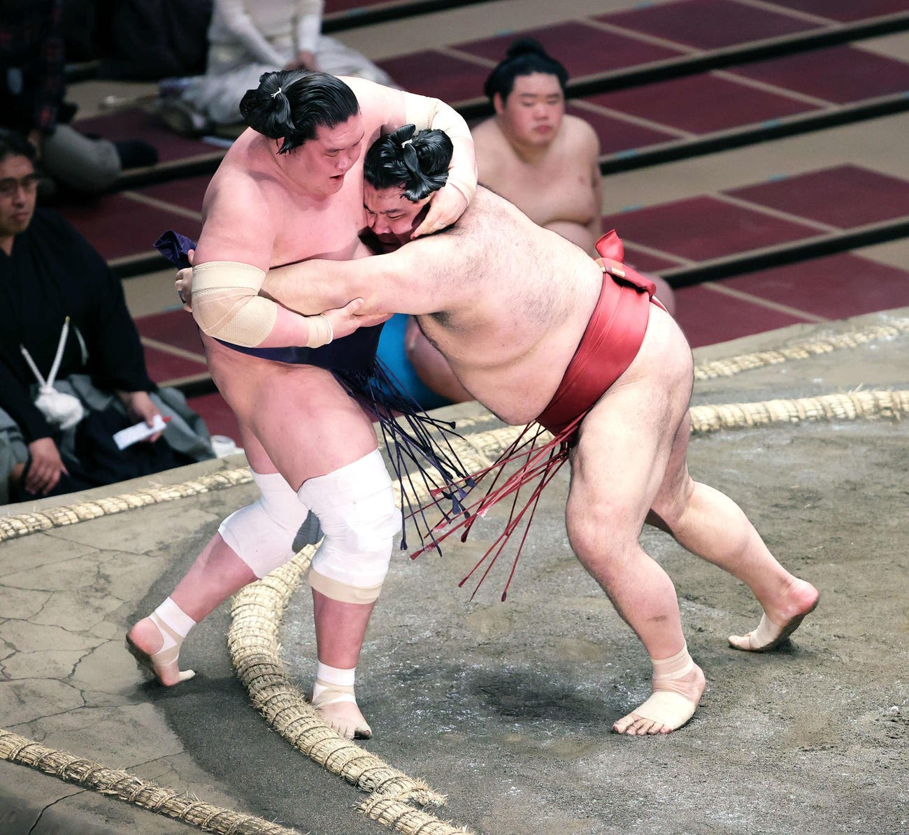 照ノ富士（左）を押し出しで破った高安撮影・野上伸悟）