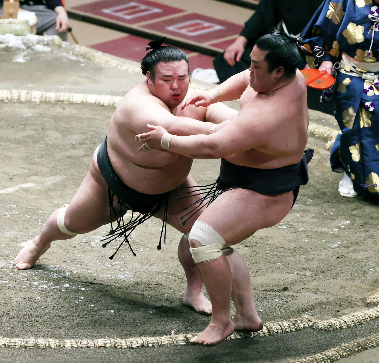 妙義龍（手前）を押し出しで破る貴景勝（撮影・野上伸悟）