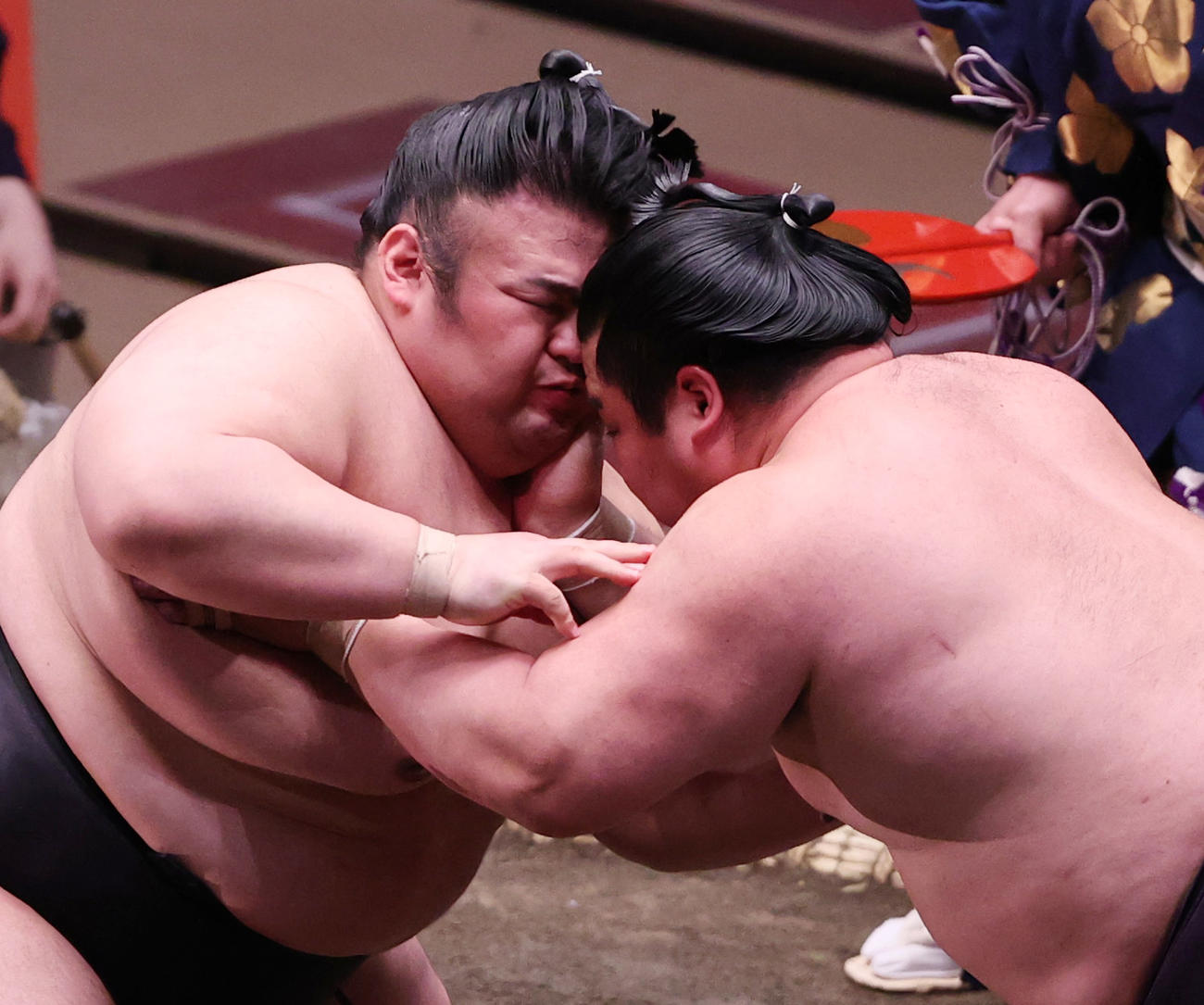 妙義龍（右）とぶつかりあう貴景勝（撮影・野上伸悟）