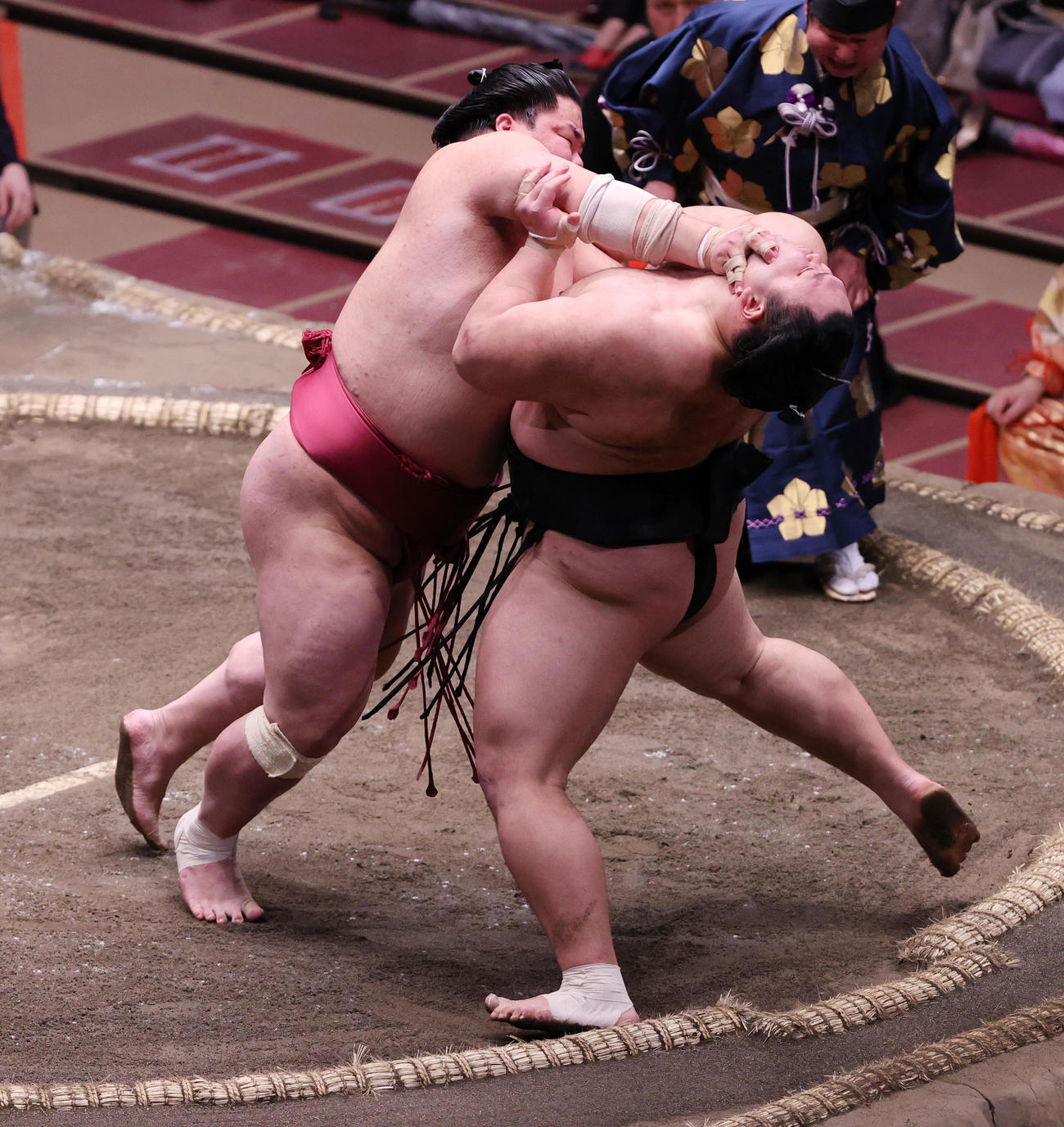 朝乃山を押し出しで破る大栄翔（撮影・野上伸悟）