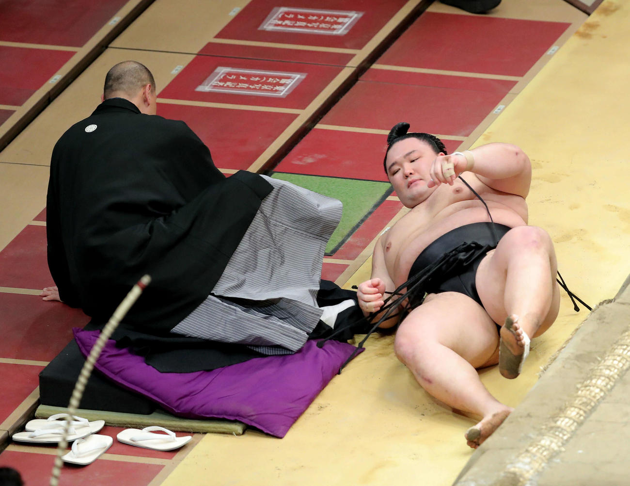 大栄翔に押し倒しで敗れ、土俵下の立川親方（左）にぶつかる朝乃山（撮影・河田真司）