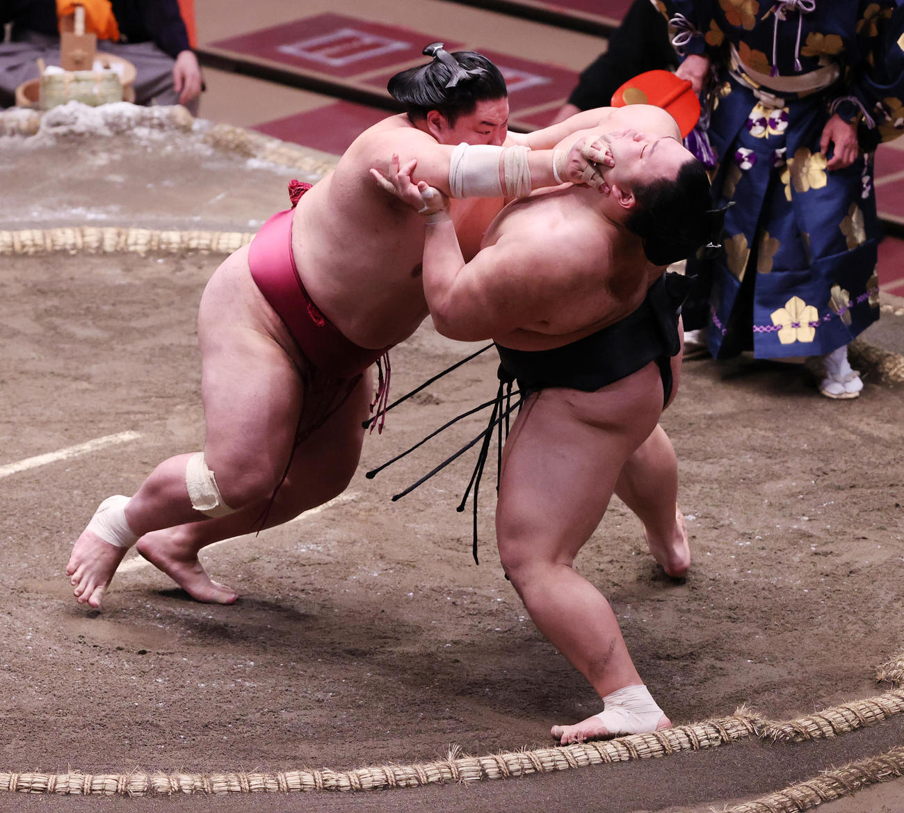 朝乃山を押し出しで破る大栄翔（撮影・野上伸悟）