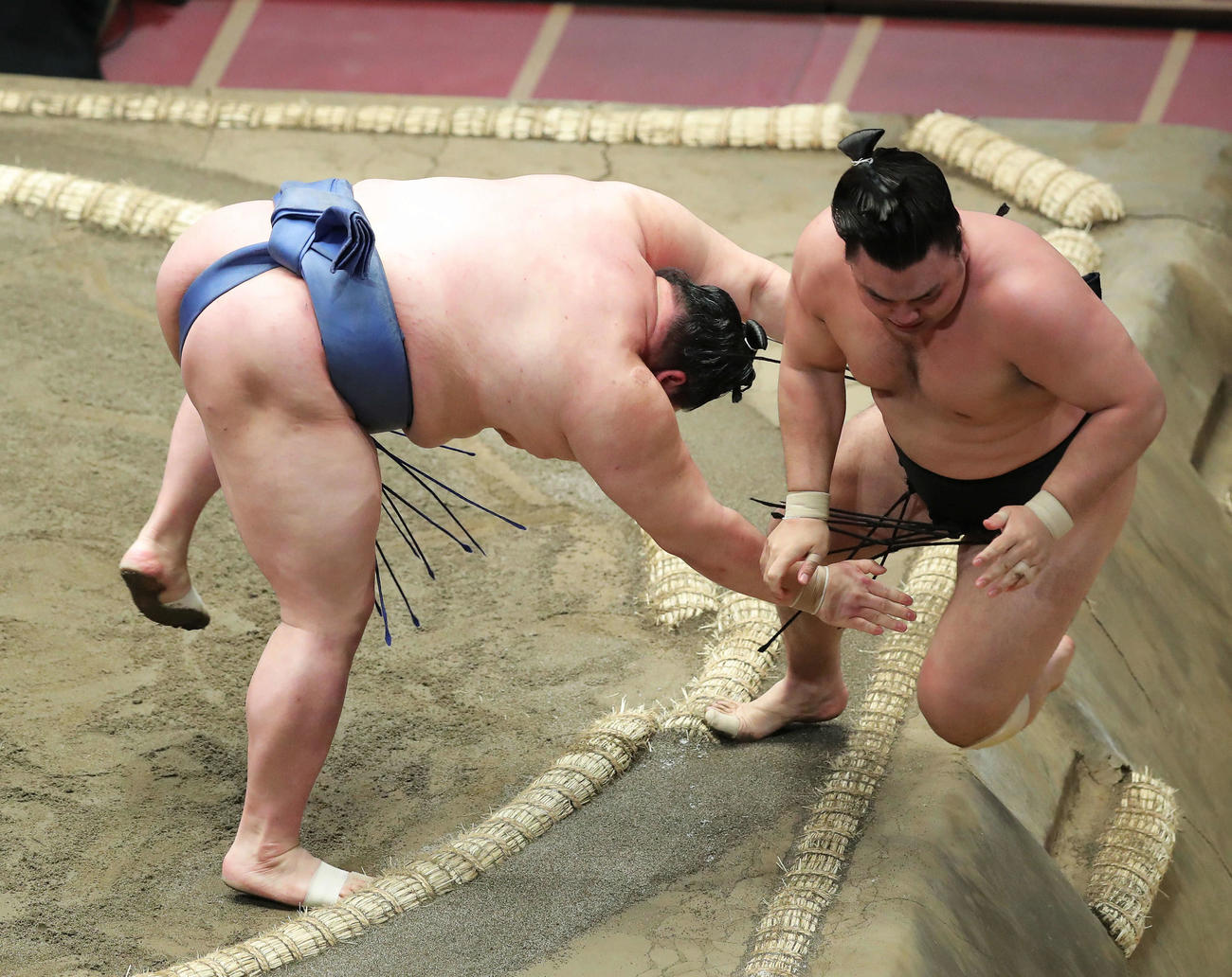 霧馬山（右）を寄り切りで破る正代（撮影・河田真司）