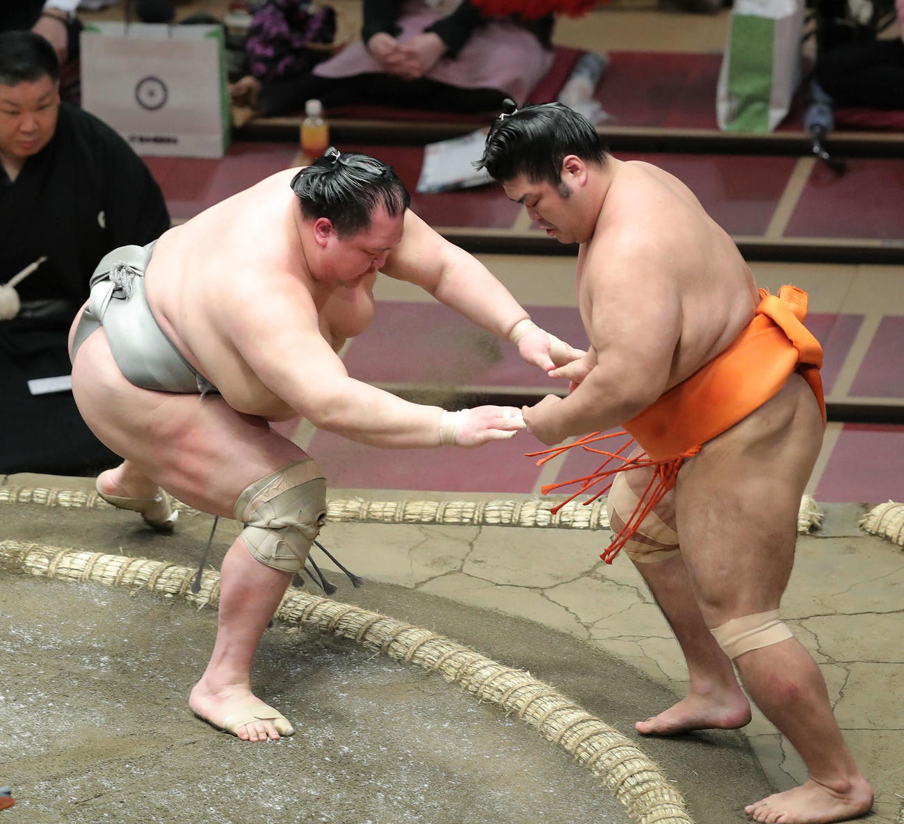 北勝富士（左）の勇み足で志摩ノ海に軍配が上がる（撮影・河田真司）
