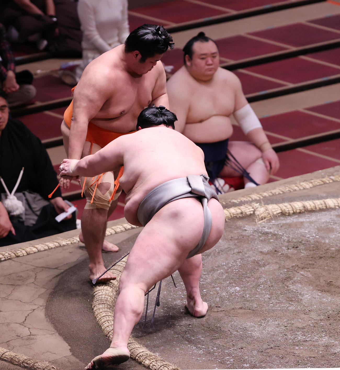 勇み足で志摩ノ海（奥）に敗れた北勝富士（撮影・野上伸悟）
