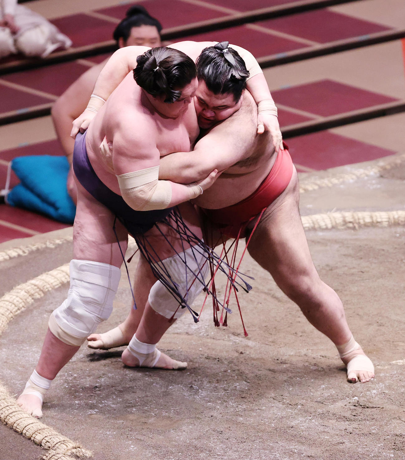 照ノ富士（左）を押し出しで破った高安（撮影・野上伸悟）