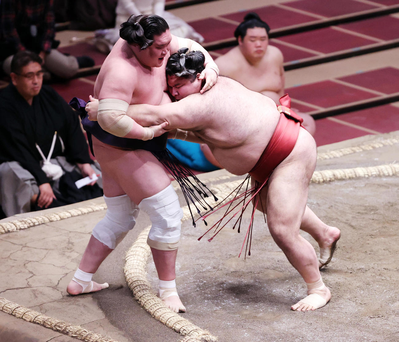 照ノ富士（左）を押し出しで破った高安（撮影・野上伸悟）