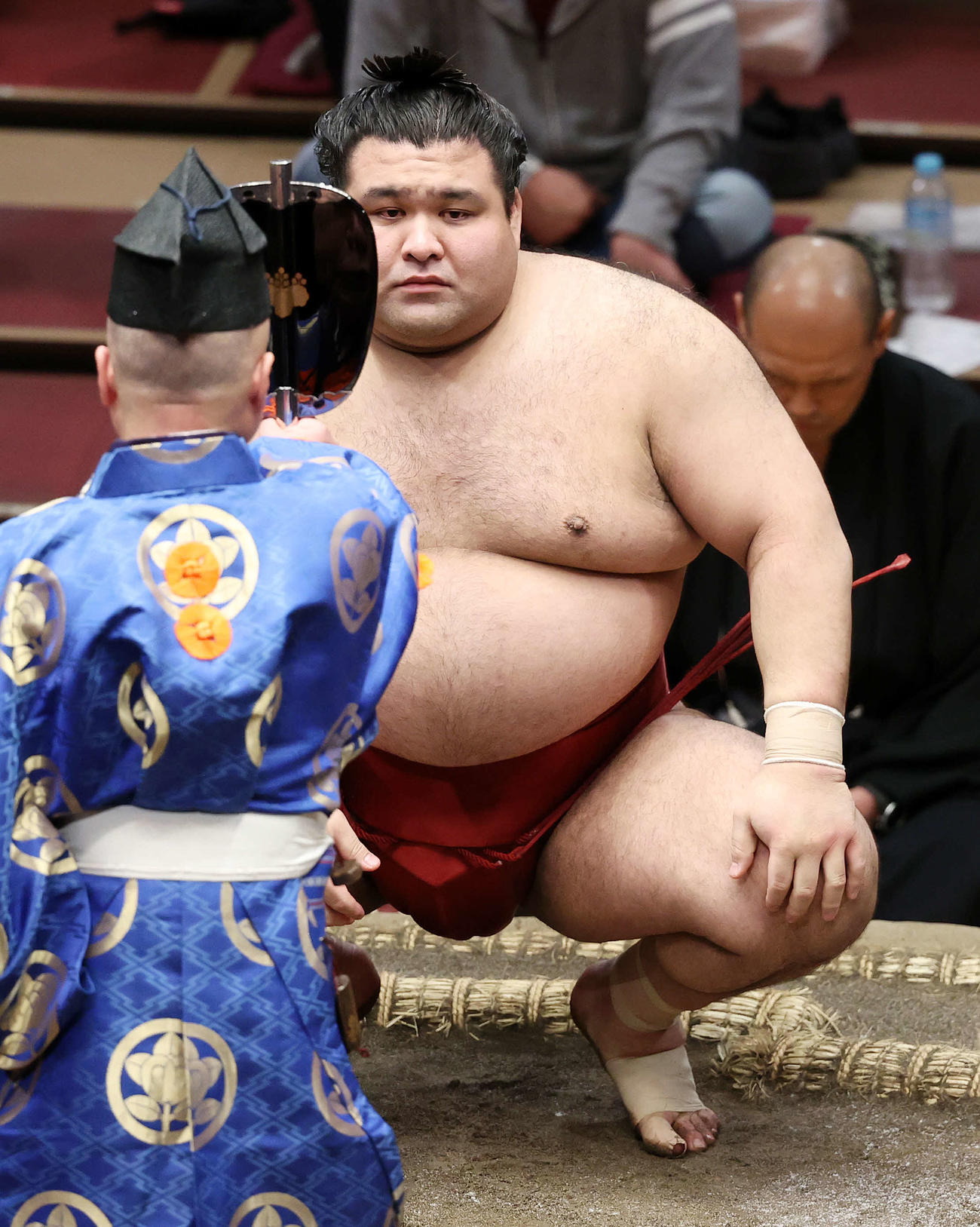 照ノ富士を寄り切りで破り勝ち名乗りを受ける高安（撮影・鈴木正人）