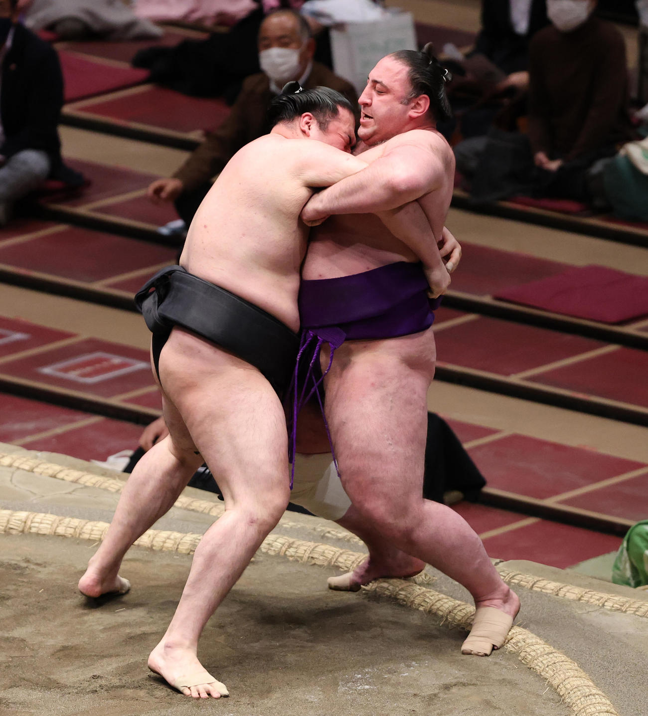 栃ノ心（右）を寄り切りで破る竜電（撮影・野上伸悟）