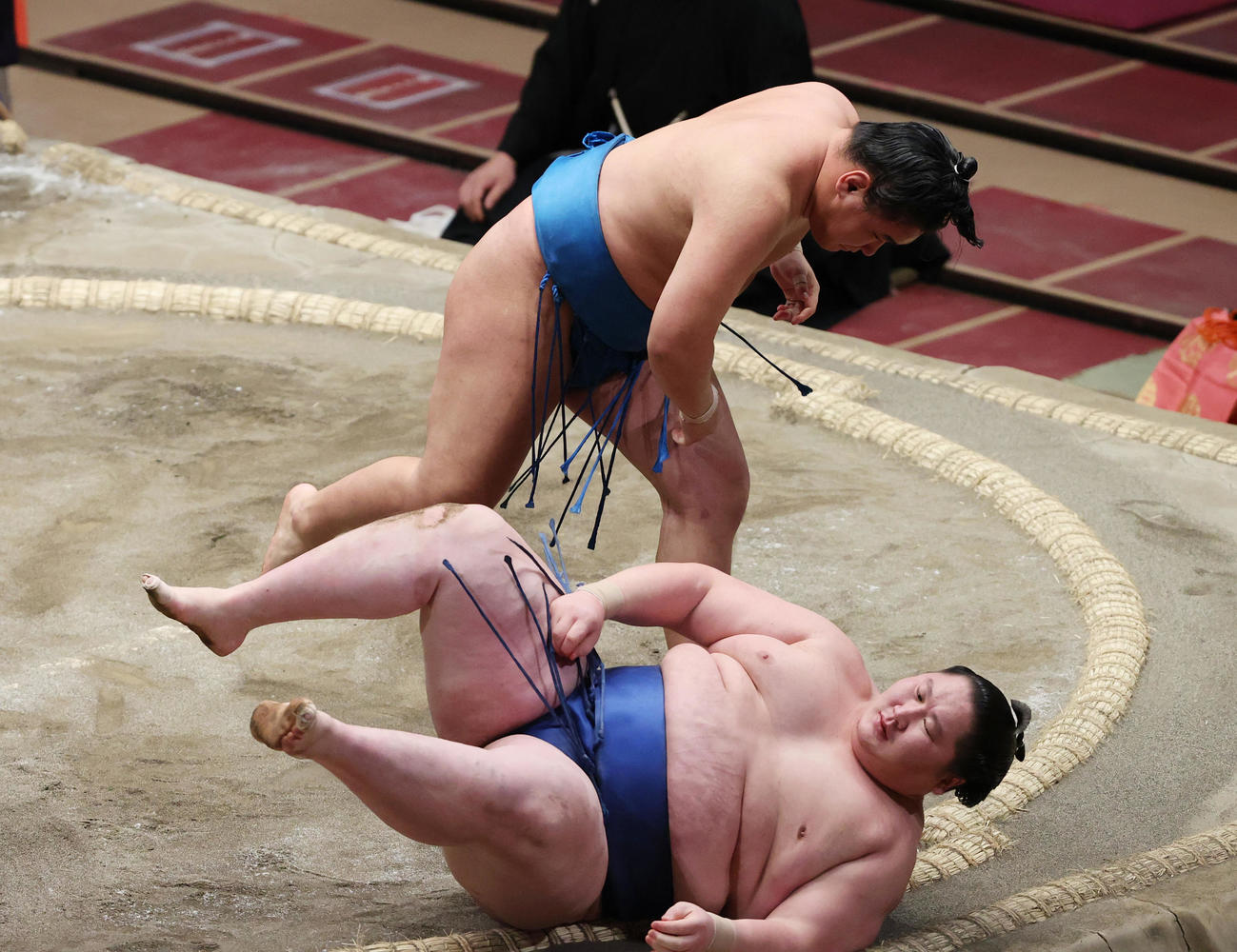 逸ノ城（下）を下手投げで破った豊昇龍（撮影・野上伸悟）