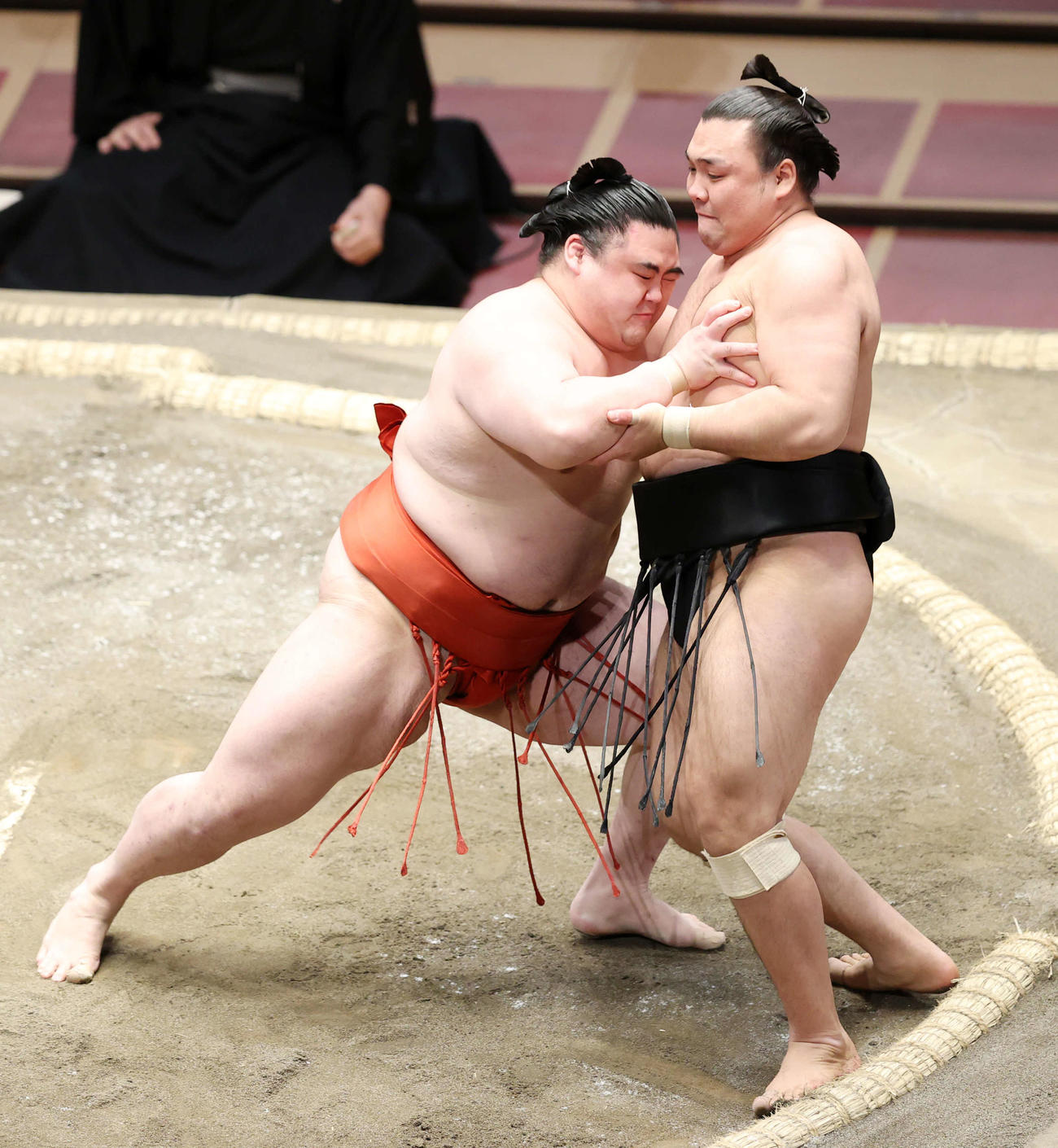 霧馬山（右）を押し出しで破る隆の勝（撮影・鈴木正人）