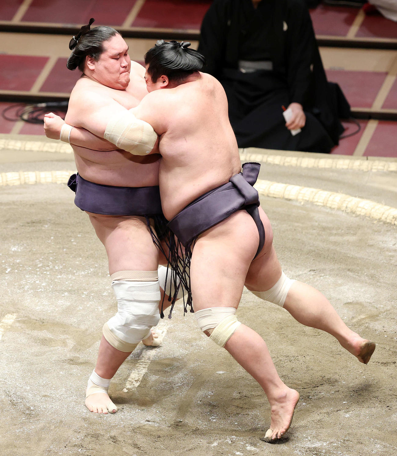 妙義龍（右）を攻める照ノ富士（撮影・鈴木正人）