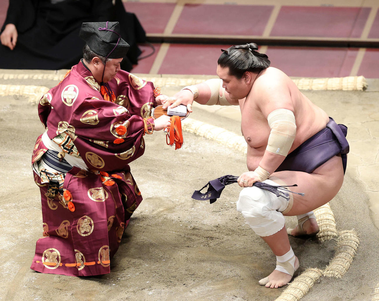 懸賞金の束を受け取る照ノ富士（撮影・鈴木正人）